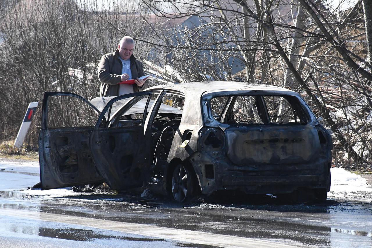 Nedaleko benzinske postaje u Vrpolju zapalio se automobil, vozačica ozlijeđena