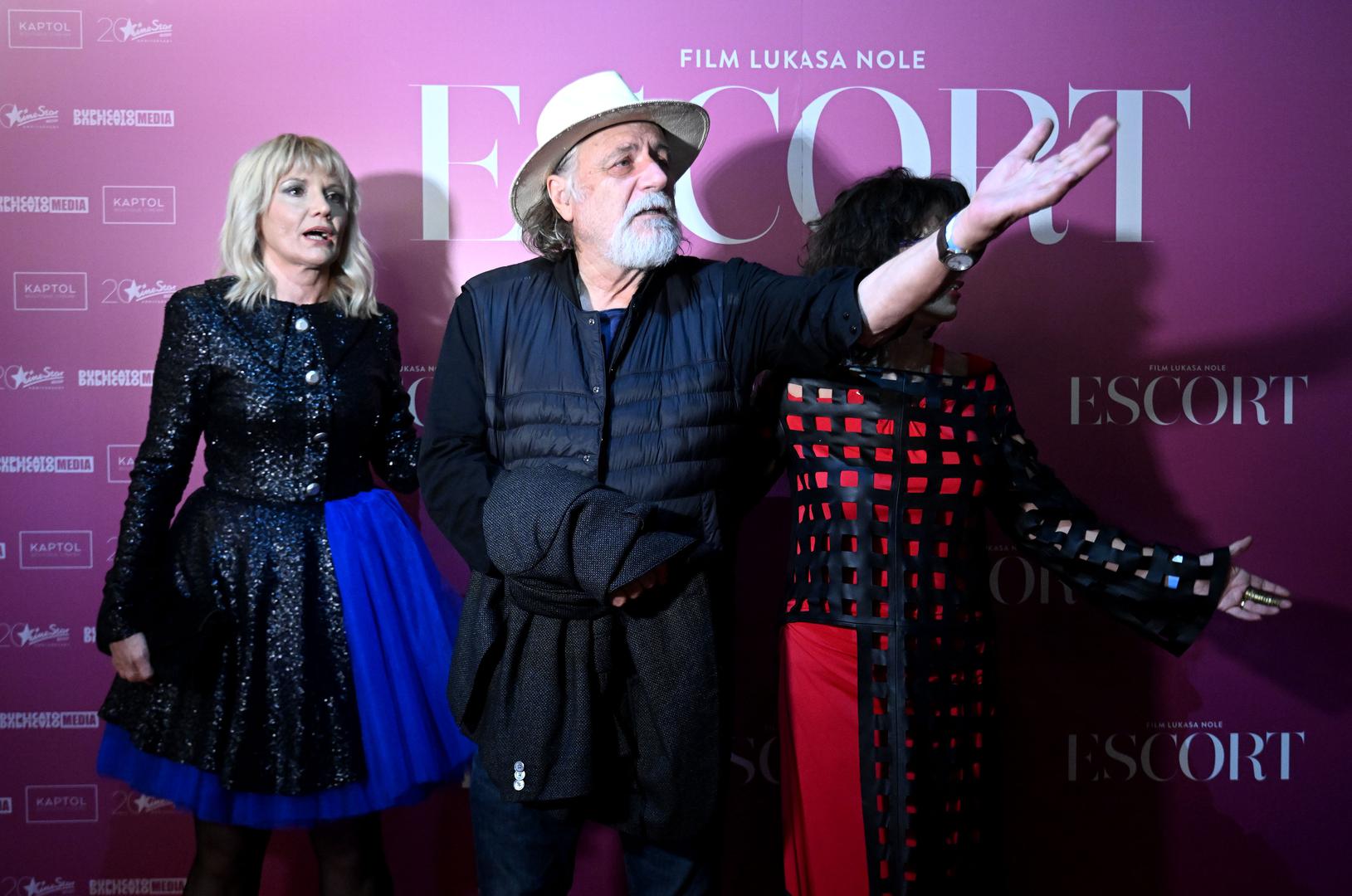 - Ovo je napet, uzbudljiv triler, s elementima krimića, koji ima dašak erotike, crnog humora, za svakog ponešto. Više je žanrovski razigran. Kad čovjek dođe u neku fazu zrelosti, pa više ne misli da mora sve o ovome svijetu reći, onda se ide i poigrati, rekla je Barbara Nola koja je bila posebno emotivna na premijeri posljednjeg filma njenog Lukasa. 