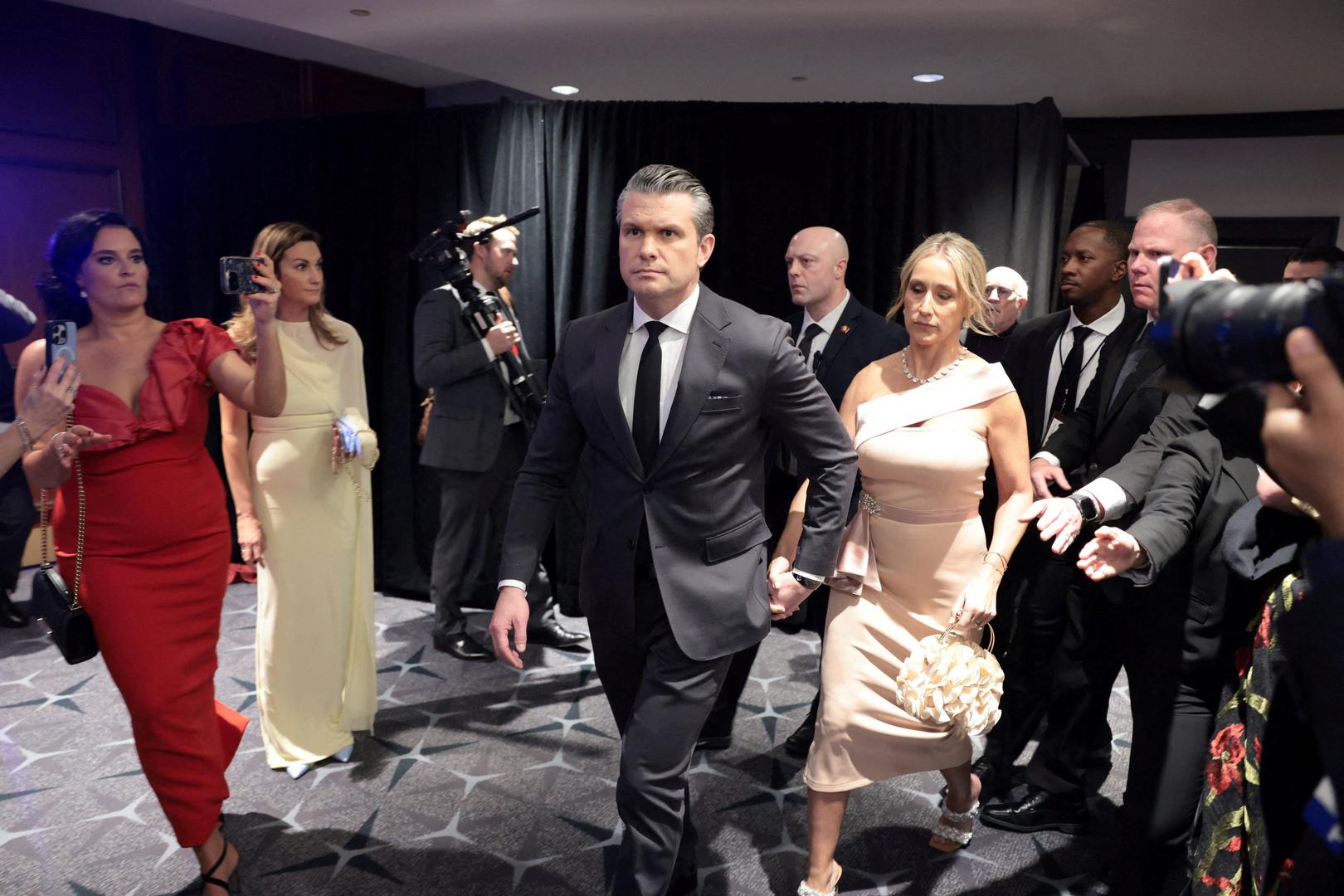 Na društvenim mrežama tako su se nizali razni komentari. 'Ova haljina je vjerojatno iz lokalnog desničarskog butika koji preprodaje stvari s Temua' i 'Baš mi je žao nje, suprug joj je prljavo bogat i nije joj kupio lijepu haljinu... Mora ga se riješiti', dva su najupečatljivija negativna komentara.