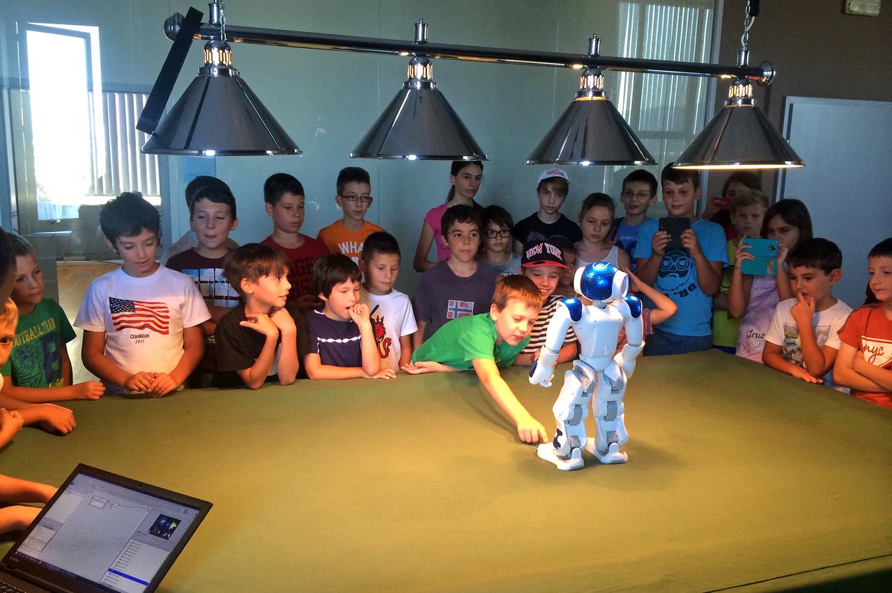 Polaznici-radionice-u-igri-s-robotom-Elvisom