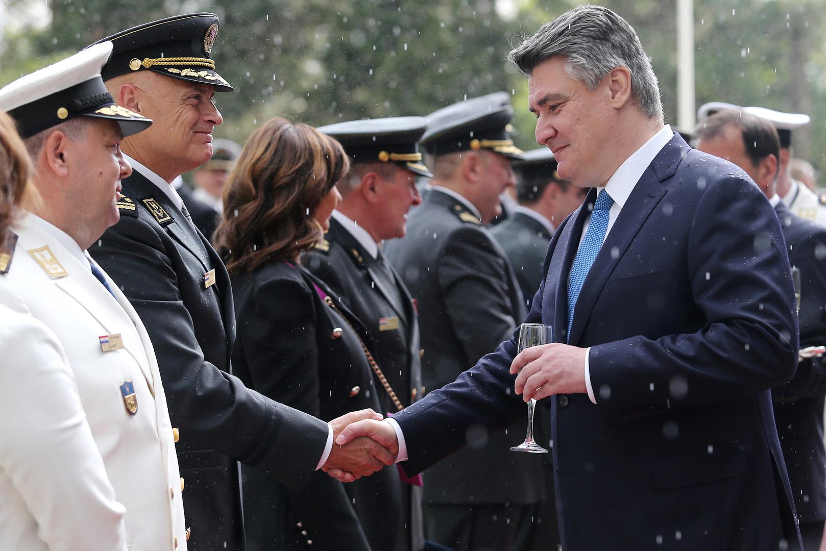 “On je mladi političar, podsjeća me na Billa Clintona”, izjavila je tada, aludirajući ne samo na njegov izgled, već i na politički stil, energiju i komunikaciju s javnošću.