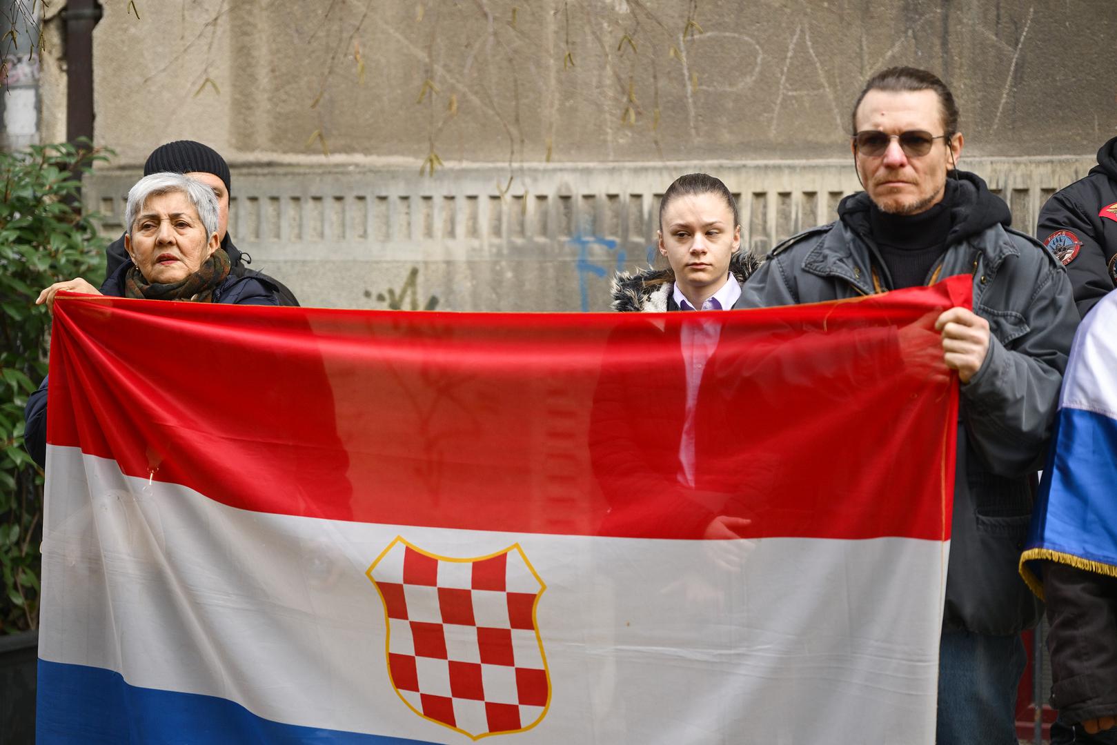 Ono što je duboko problematično je huškački narativ kojeg pojedine političke opcije stvaraju, a vladajući samo raspiruju svojom relativizacijom i nedjelovanjem. U državi u kojoj vlast relativizira ustaštvo, u kojoj saborskoj zastupnici poručuje da si je sama kriva što ima huškače pod prozorom jer previše govori - obični građani na društvenim mrežama imaju snažan vjetar u leđima da u virtualnom prostoru mogu raditi što žele i da govor mržnje i prijetnje prolaze lišo", navela je.