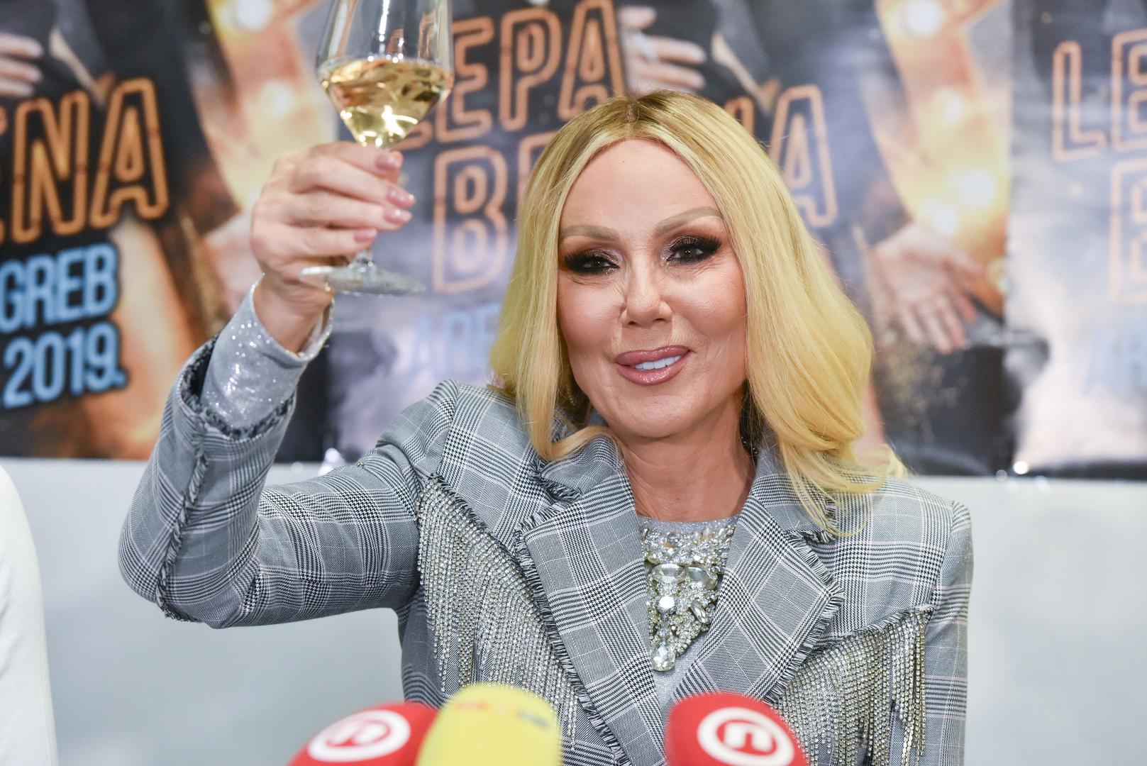 Uz nju su na današnji dan najvažniji ljudi u njenom životu, a to su prije svega članovi njene obitelji. Udala se za proslavljenog tenisača Slobodana Živojinovića sedmog prosinca 1991. godine. Iz tog dugogodišnjeg i vrlo skladnog braka supružnici imaju dva sina, Stefana i Viktora, koji su njen najveći životni ponos