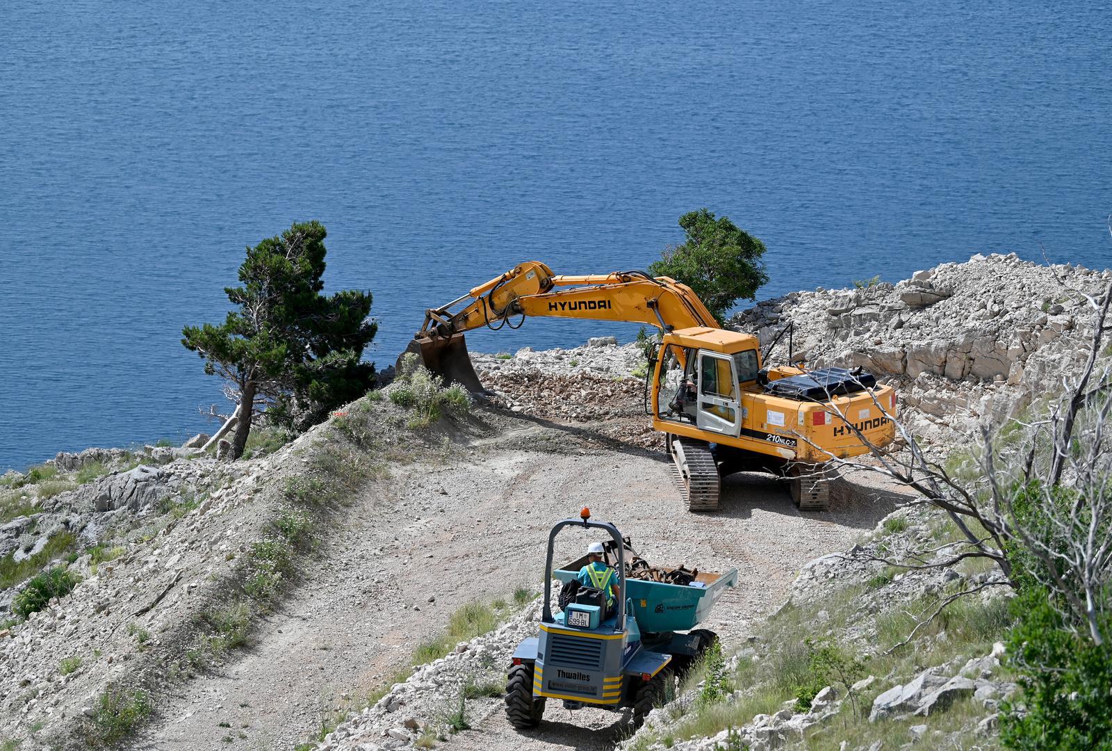 02.06.2023., Uvala Vruja - Zapocelo je rusenje sedam bespravno sagradjenih objekata koje je sagradio poduzetnik Stipe Latkovic. Photo: Matko Begovic/PIXSELL