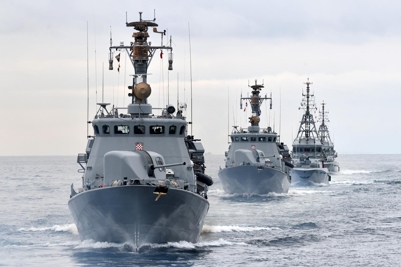 Postrojbe Hrvatske ratne mornarice su od 21. do 23. travnja 2026. provele svoje redovite godišnje vojne vježbe, navelo je Ministarstvo obrane te pojasnilo kako je riječ o četiri vježbe čiji je zajednički cilj provjeriti i povećati operativne sposobnosti u provedbi temeljnih misija i zadaća svake postrojbe, unaprijediti proces operativnog planiranja te provjeriti dostignuti stupanj primjene ciljeva sposobnosti.

