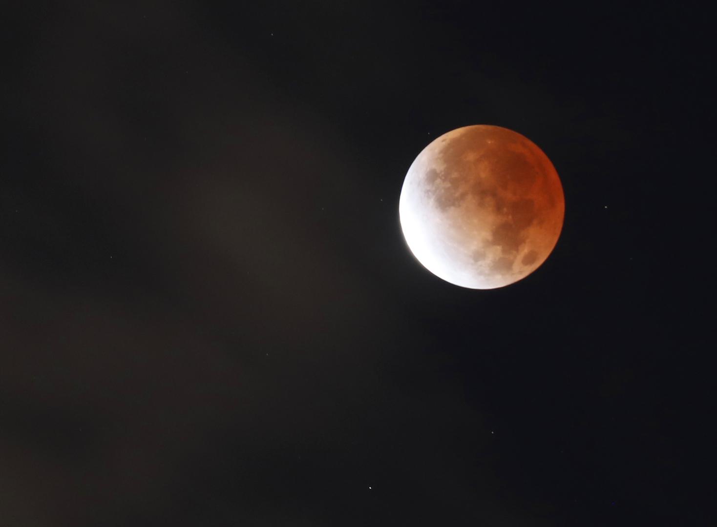 Krvavi mjesec donosi snažnu transformativnu energiju koja će duboko utjecati na sve horoskopske znakove. Dok jednima obećava financijske prilike i osobni rast, drugima najavljuje velike izazove i emocionalne turbulencije.