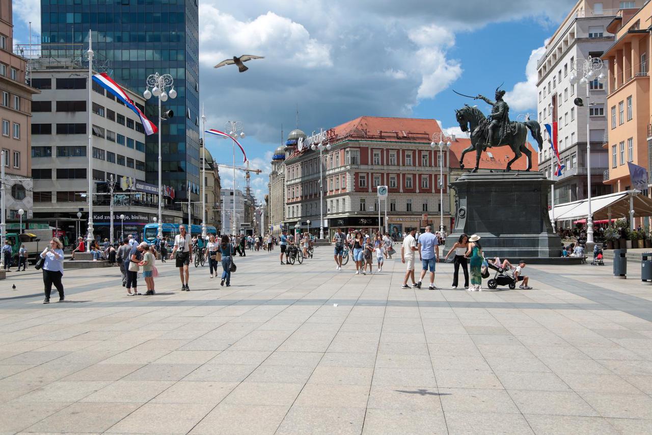 Zagreb: Sunčan ljetni dan građani iskoristili za šetnju centrom