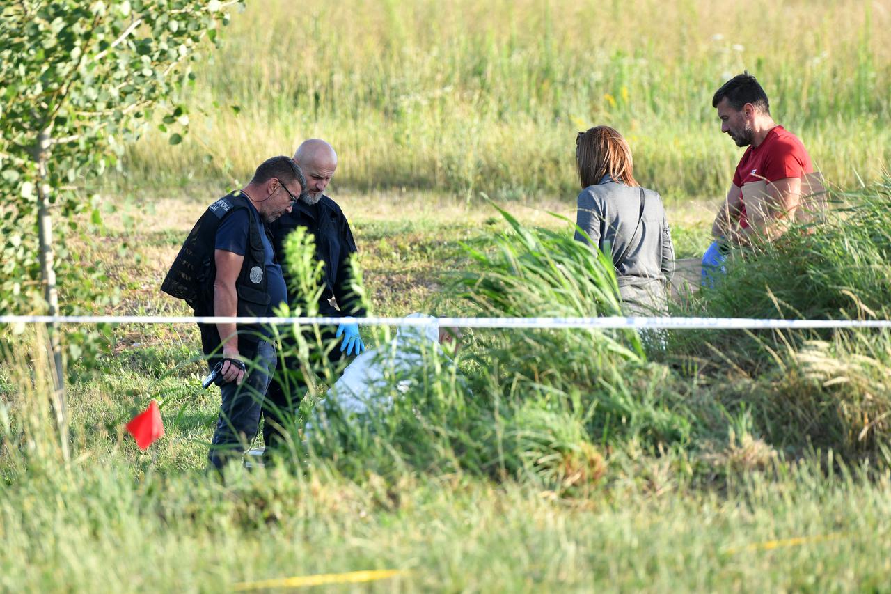 Policijski očevid kod Male Subotice gdje je pronađeno tijelo muškarca, sumnja se na ubojstvo