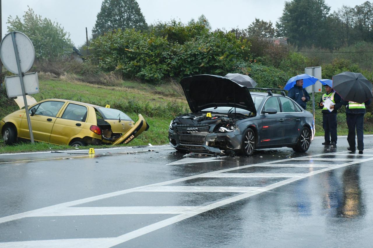 Žažina: Jedna osoba poginula u sudaru dva osobna vozila
