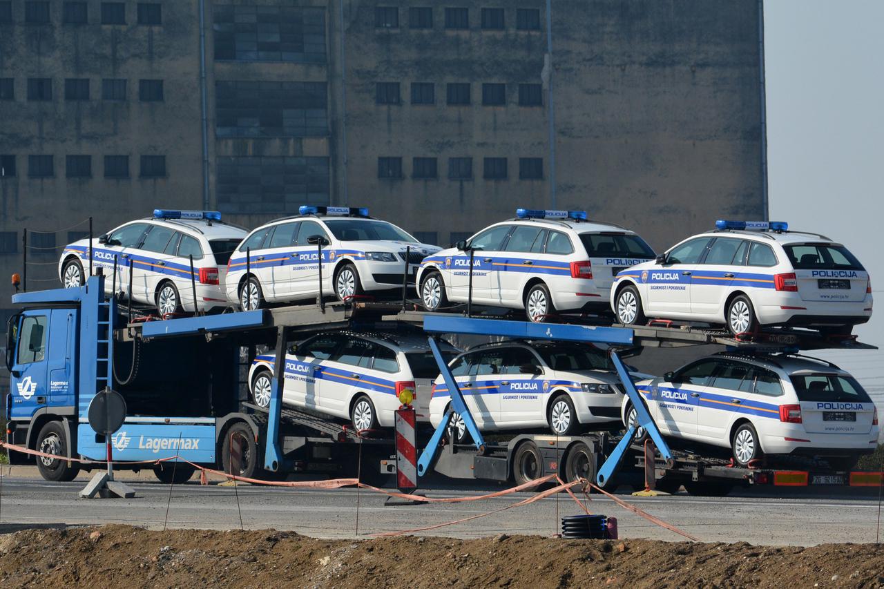 14.03.2014., Sisak - Dio kontingenta automobila koji je ovih dana nabavila Vlada RH, tocnije sedam novih policijskih Skoda Octavio na kamionskoj prikolici presli su preko sisackog Mosta Gromova.  Photo: Nikola Cutuk/PIXSELL