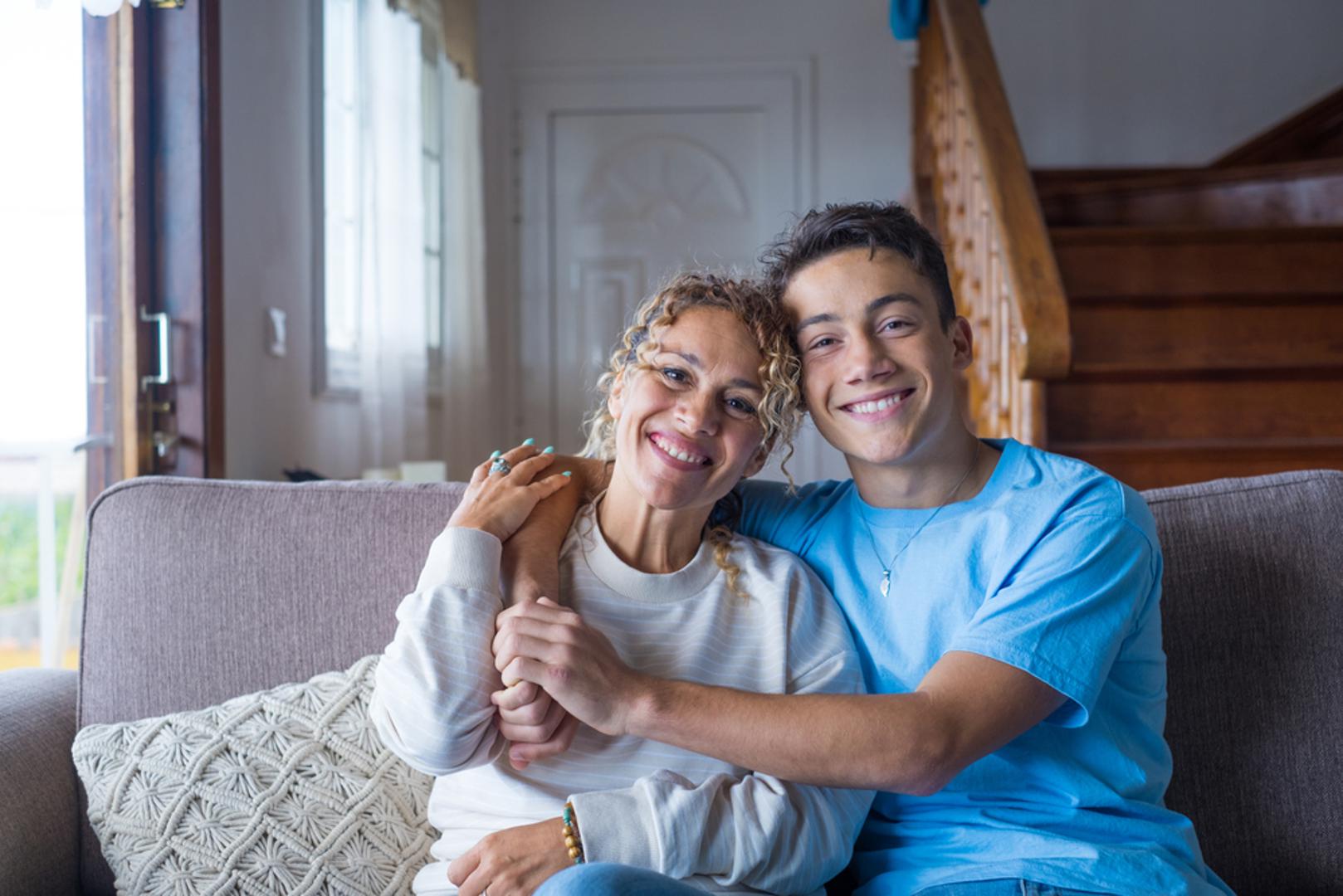 Djevica: Iako Djevica na prvi pogled djeluje racionalno i rezervirano, muškarci u ovom znaku često imaju snažnu mentalnu povezanost s majkom. Ona im je uzor u organizaciji, odgovornosti i disciplini. Muškarac Djevica voli osjećaj reda koji je doživio u majčinom domu, i često se upravo tamo osjeća najugodnije. Majčino mišljenje cijeni više nego bilo čije drugo, a nerijetko je i uključuje u donošenje odluka.