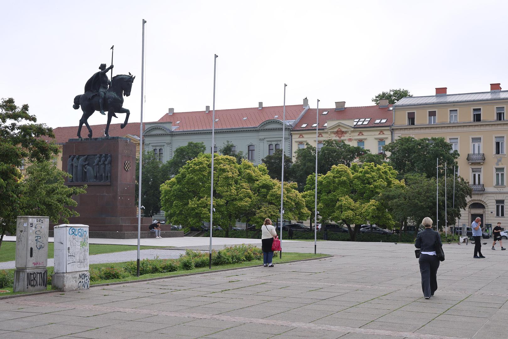 Prema dostupnim fotografijama s lica mjesta, žena je uspjela otrgnuti i na podu ostaviti četiri zastave prije nego što se udaljila u nepoznatom smjeru.