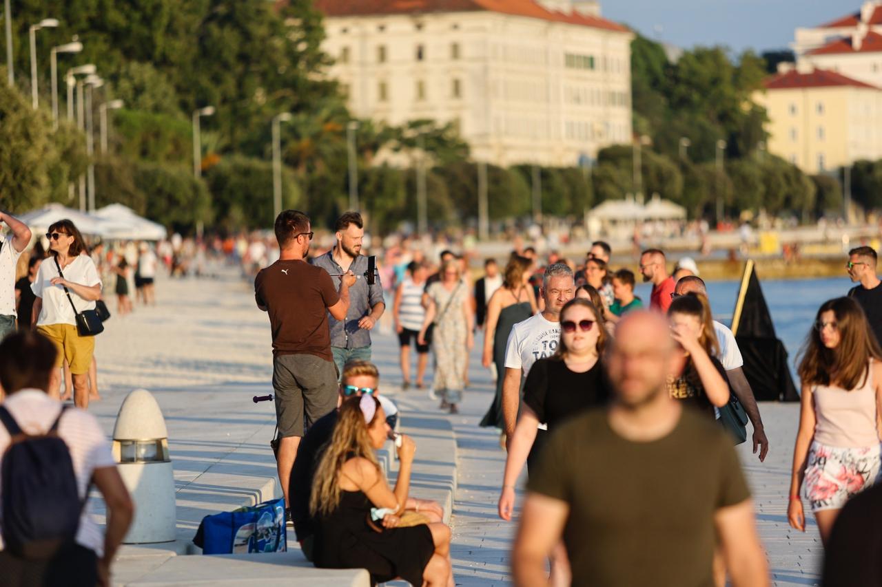 Turisti preplavili zadarsku rivu