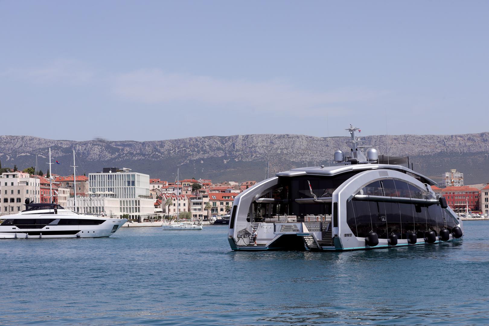 Riječ je o katamaranu koji predstavlja vrhunac moderne brodogradnje i luksuza na moru. Cijena tjednog najma ove ploveće vile iznosi nevjerojatnih 350.000 eura.