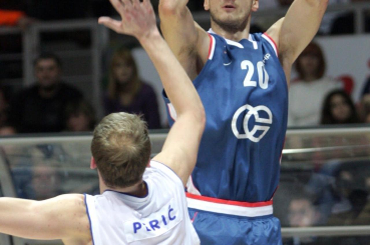 '20.02.2009.Zadar - Kosarka, kup Kresimira Cosica - dvorana Kresimir Cosic. Prva utakmica KK Zadar - KK Cibona. Marin Rozic puca na kos. Photo: Filip Brala/24sata'