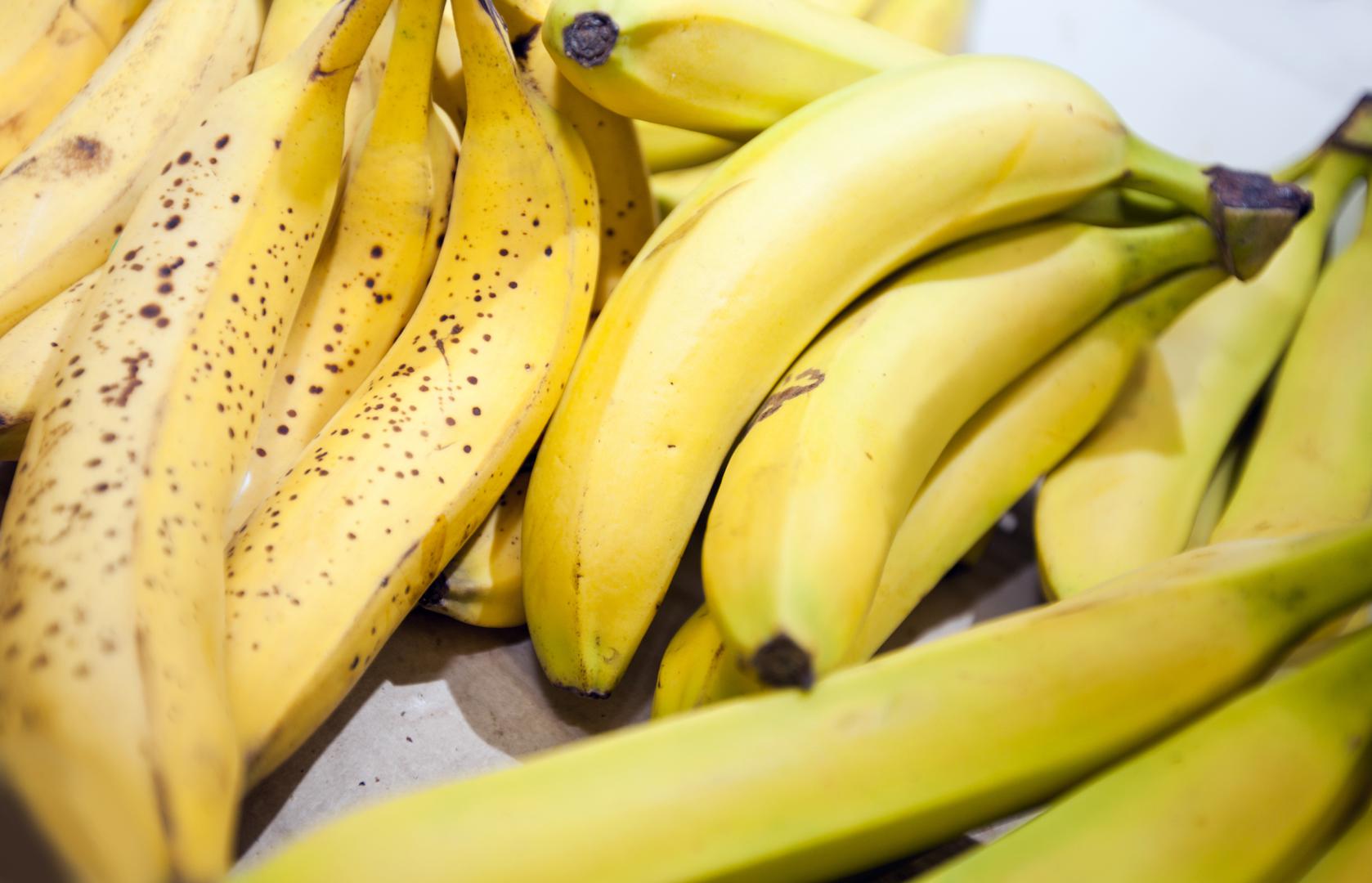 Peteljke banana zamotajte u plastičnu foliju i usporit ćete dozrijevanje banana, pojašnjava Dana Gunders, autorica kuhinjskog priručnika Waste-Free Kitchen Handbook. 