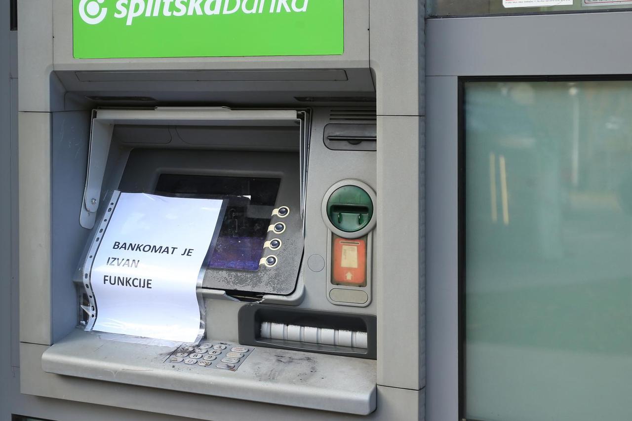 Opljačkan bankomat
