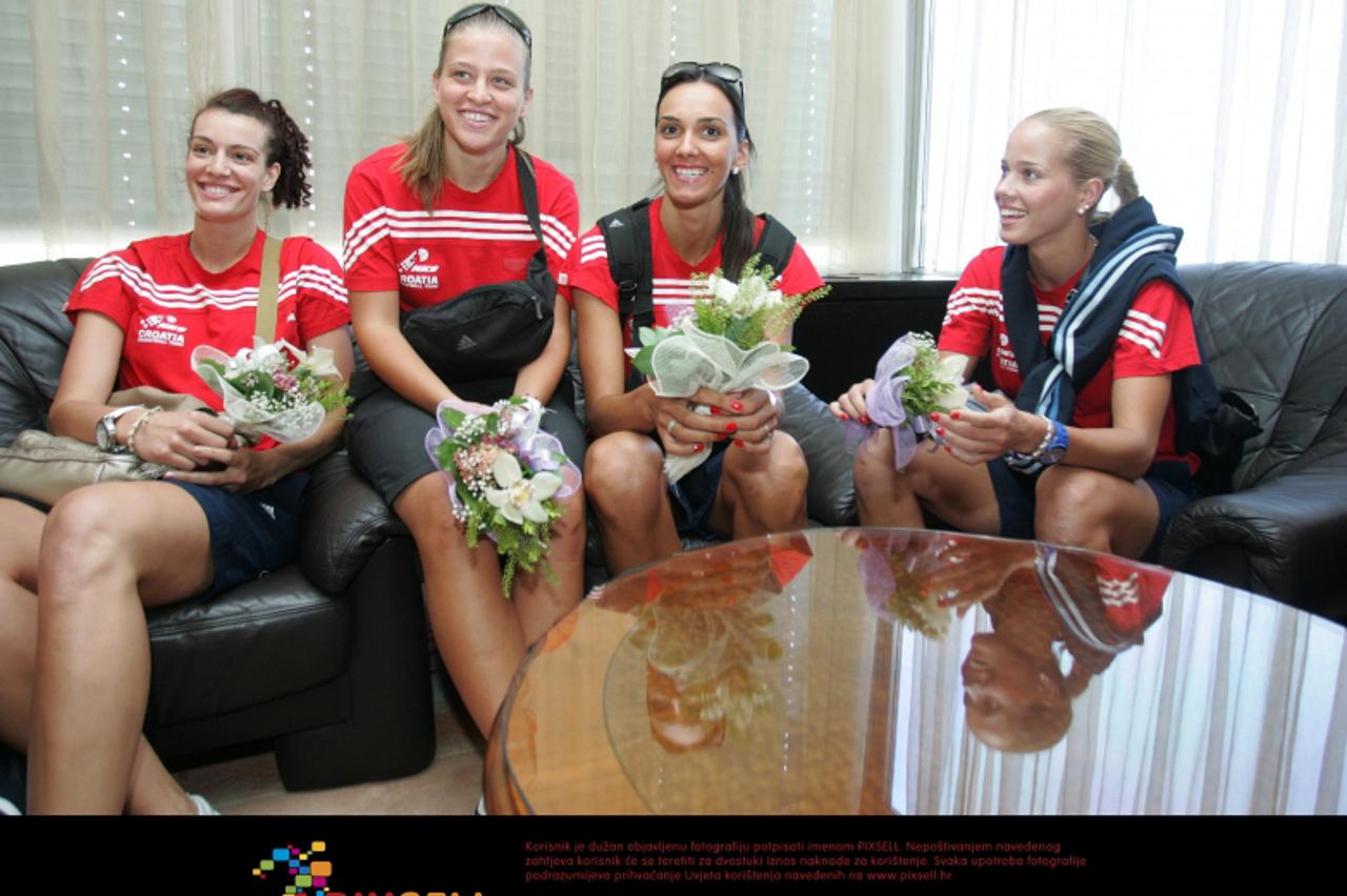 '01.07.2012., Aerodrom Pleso, Zagreb - Zenska kosarkaska reprezentacija stigla je iz Ankare sa predolimpijskog turnira gdje su po prvi puta u povijesti izborile nastup na Olimpijskim igrama u Londonu.