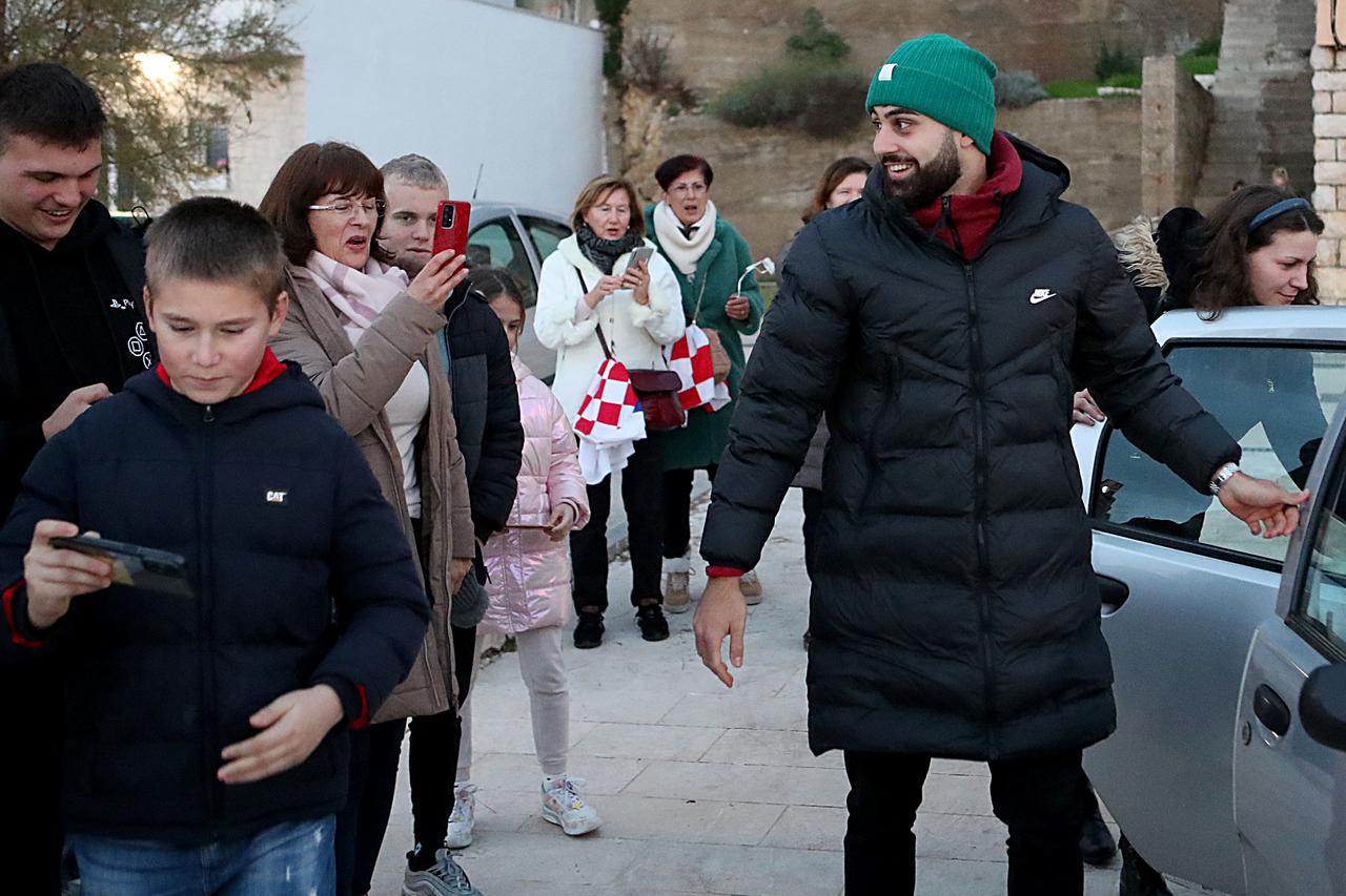 Novigrad: Mještani dočekali Vatrenog Joška Gvardiola koji im je podijelio autograme