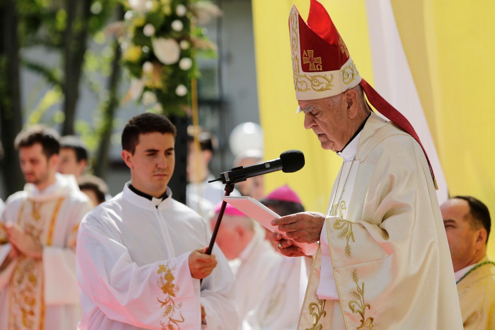 14.09.2020.,Mostar - Odlukom pape Franje ustolicen je novi mostarsko-duvanjski biskup, monsinjor Petar Palic. Crkvenom cinu primopredaje sluzbe ispred Mostarske katedrale Marije Majke Crkve prisustvovao je i premijer Andrej PlenkovicPhoto: Denis Kapetanovic/PIXSELL