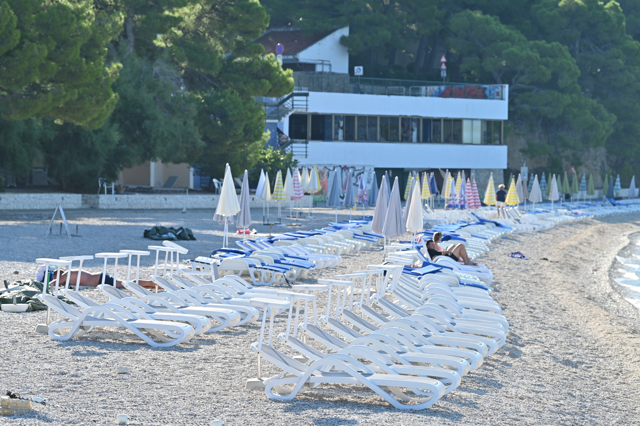 Baška Voda: Reportaža o problemu s ležaljkama na plaži