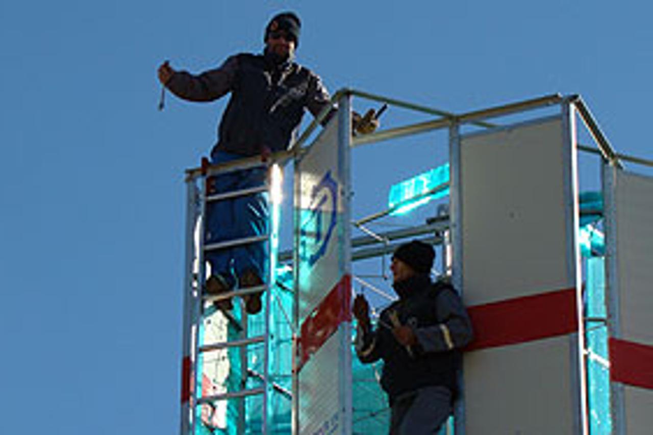 Radnici Turbine IPD montiraju prvi prototip vjetrenjače na Vlašiću. Visoka je oko 30 metara, a napravljena od aluminija i čelika