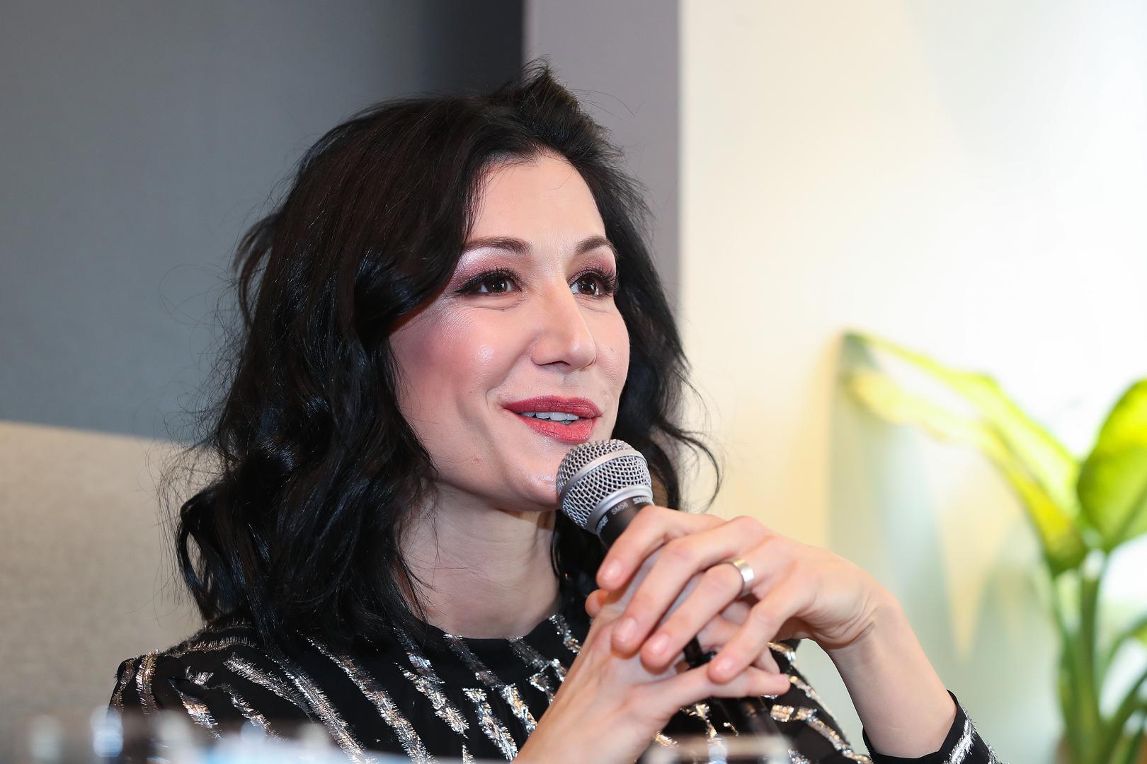 - Hrvatska je mala, ali prelijepa zemlja prepuna prirodnih bogatstava, netaknute prirode, talentiranih i vrijednih ljudi te bogate kulturne tradicije. Imam osjećaj da bih do kraja svog života mogla stvarati jer zaista u našoj zemlji nema kraja ljepotama koje nam je Bog podario. - napisala je Ana Uoči promocije.