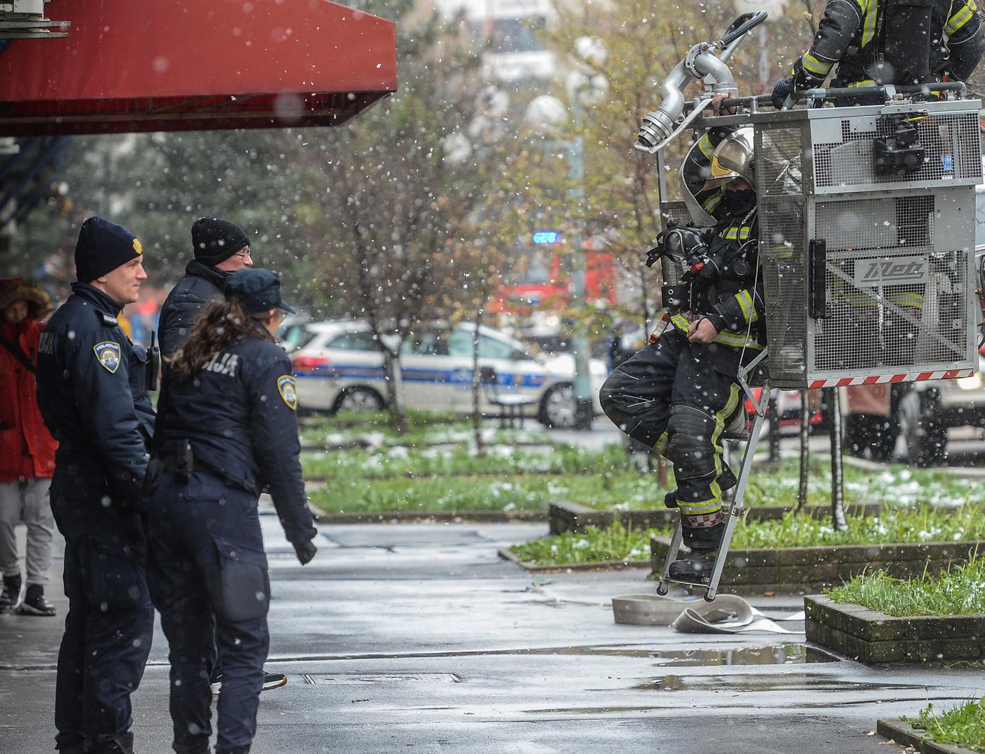 25.03.2020., Zagreb - U zagrebackom naselju Slobostina doslo je do pozara stana, vatrogasci i policija na terenu. Photo: Marko Prpic/PIXSELL