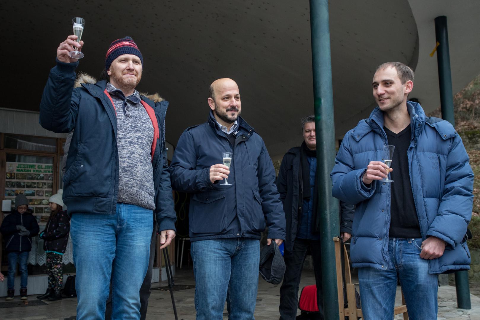 Matej Mišić (SDP) i Renato Petek (NH-PS), zastupnici zagrebačke Gradske skupštine, otvorili su uz šampanjac novu žičaru na Sljemenu.