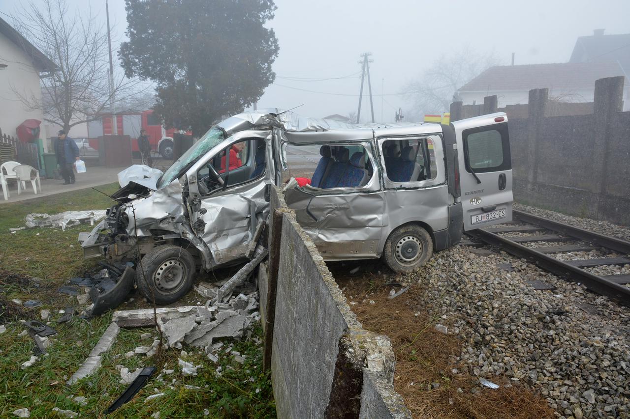 Male Sredice: U teškoj prometnoj nesreći vlak naletio na Taxi kombi s 9 putnika