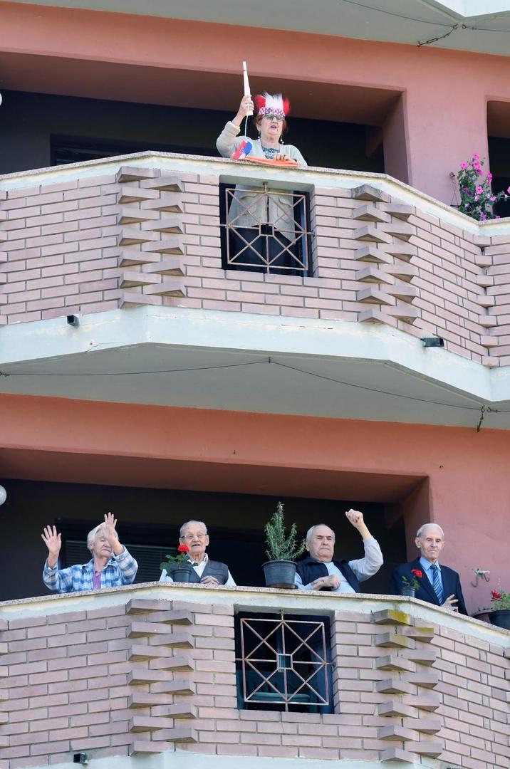 08.05.2020., Sisak - Tamburaski sastav Ivo Klekovic i prijatelji odrzao je koncert pred zgradom Doma za starije i nemocne koji je publika pratila s balkona Doma iz kojega nisu izasli vec 2,5 mjeseca.Photo: Nikola Cutuk/PIXSELL