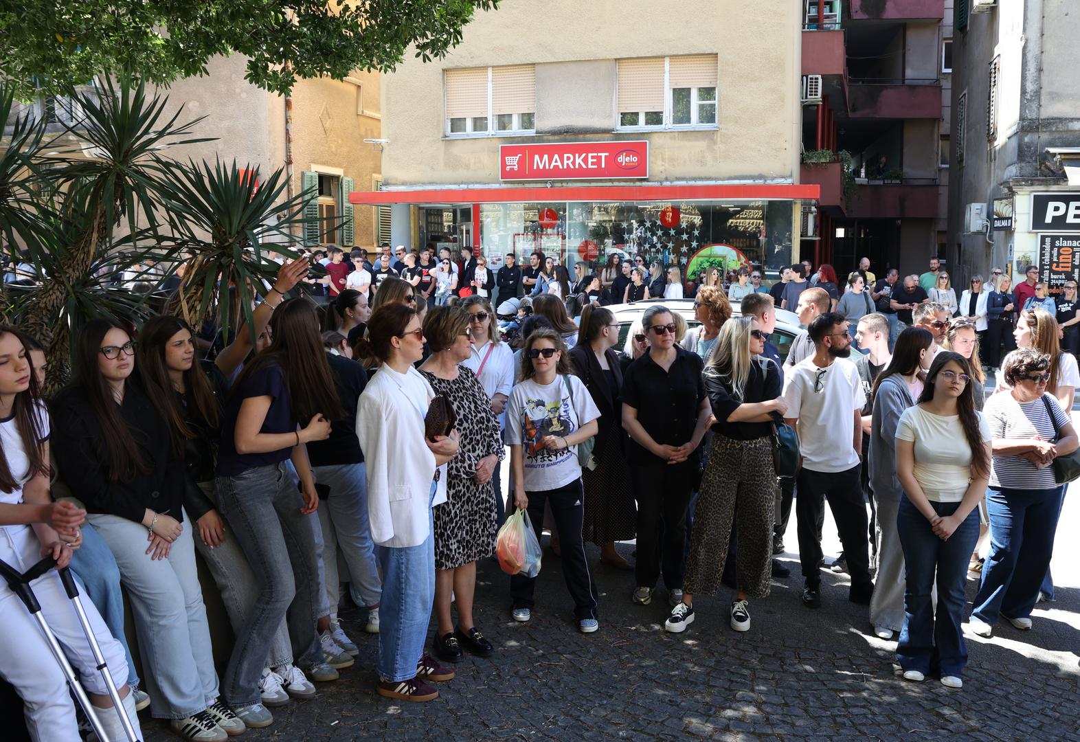 Ispred zgrade Sabora okupili su se saborski zastupnici svih političkih stranaka zajedno s građanima. U tišini su stajali 19 minuta, simbolično za Lukine godine života, a prethodno su zapalili 19 lampaša u njegov spomen.

