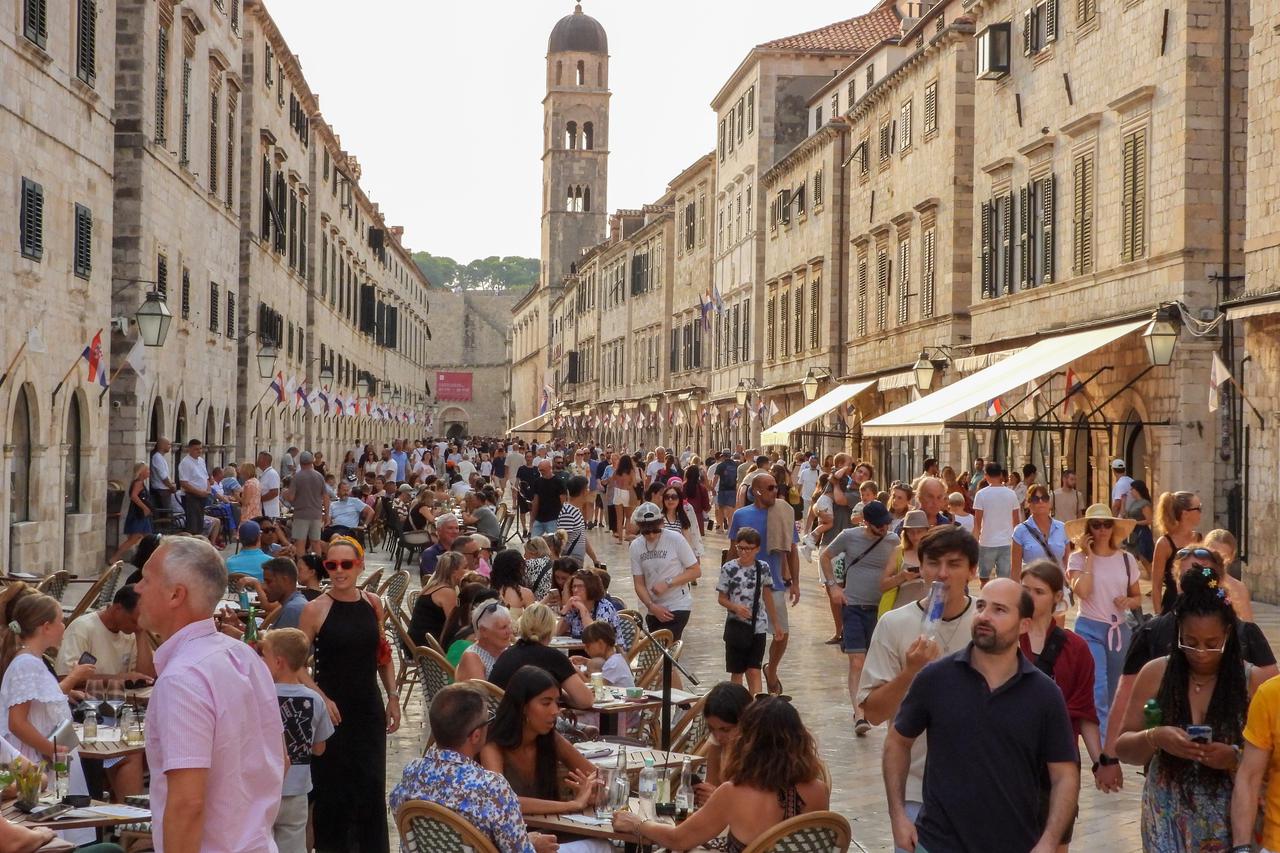 Dubrovnik ljeti, tisuće posjetitelja, ali i bogata ponuda za svakoga