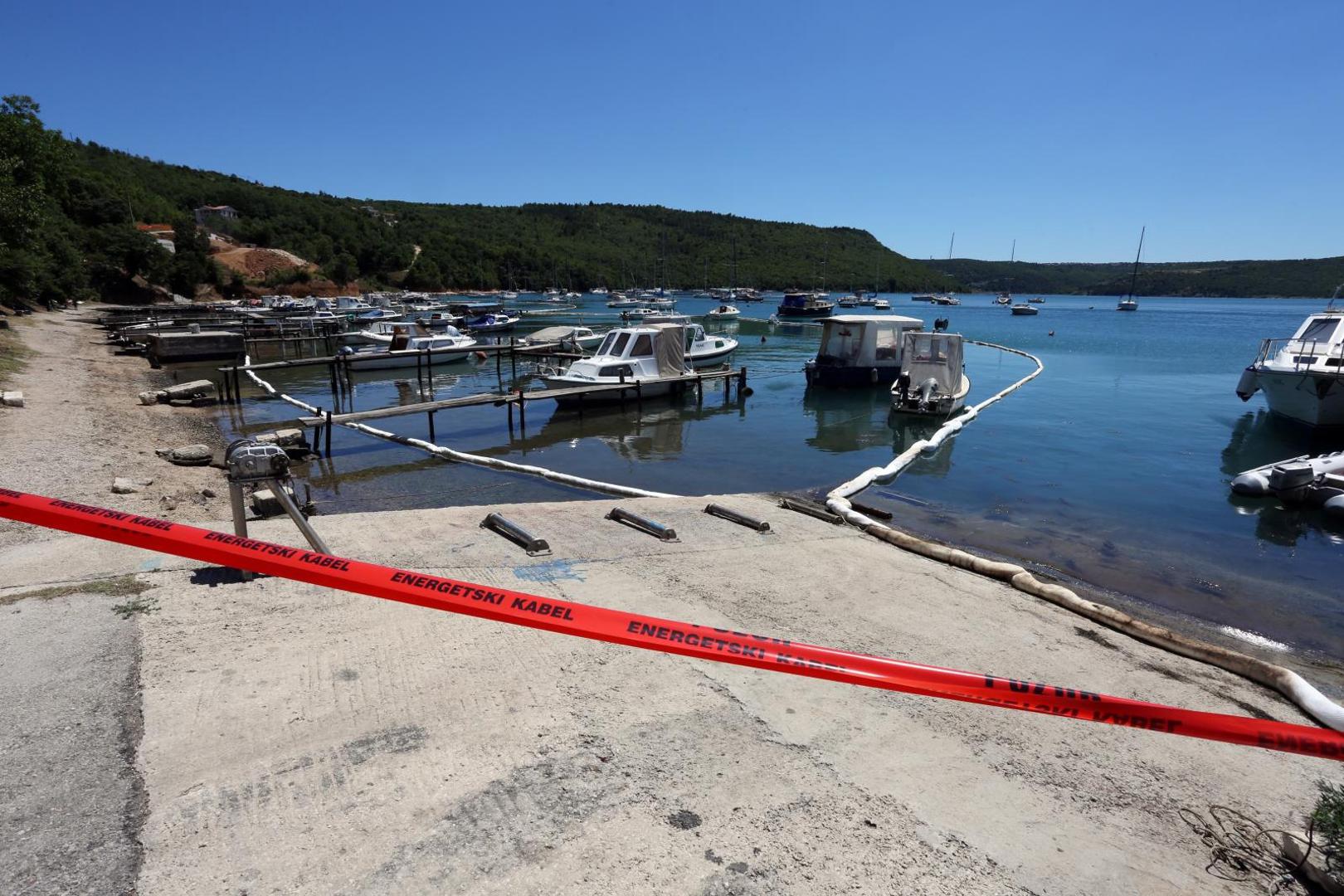 Obzirom na vrijeme, prepostavlja se da je onečišćen cijeli zaljev u kojem se nalazi i uzgajalište školjaka, rekao je načelnik Stožera civilne zaštite Istarske županije Dino Kozlevac. 