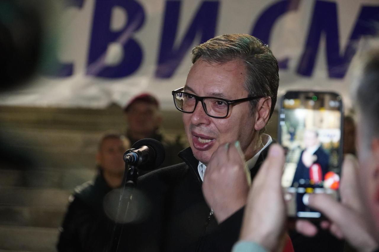 Beograd: Vučić došao ispred Narodne skupštine i pružio podršku "junaku iz Ćacilenda"