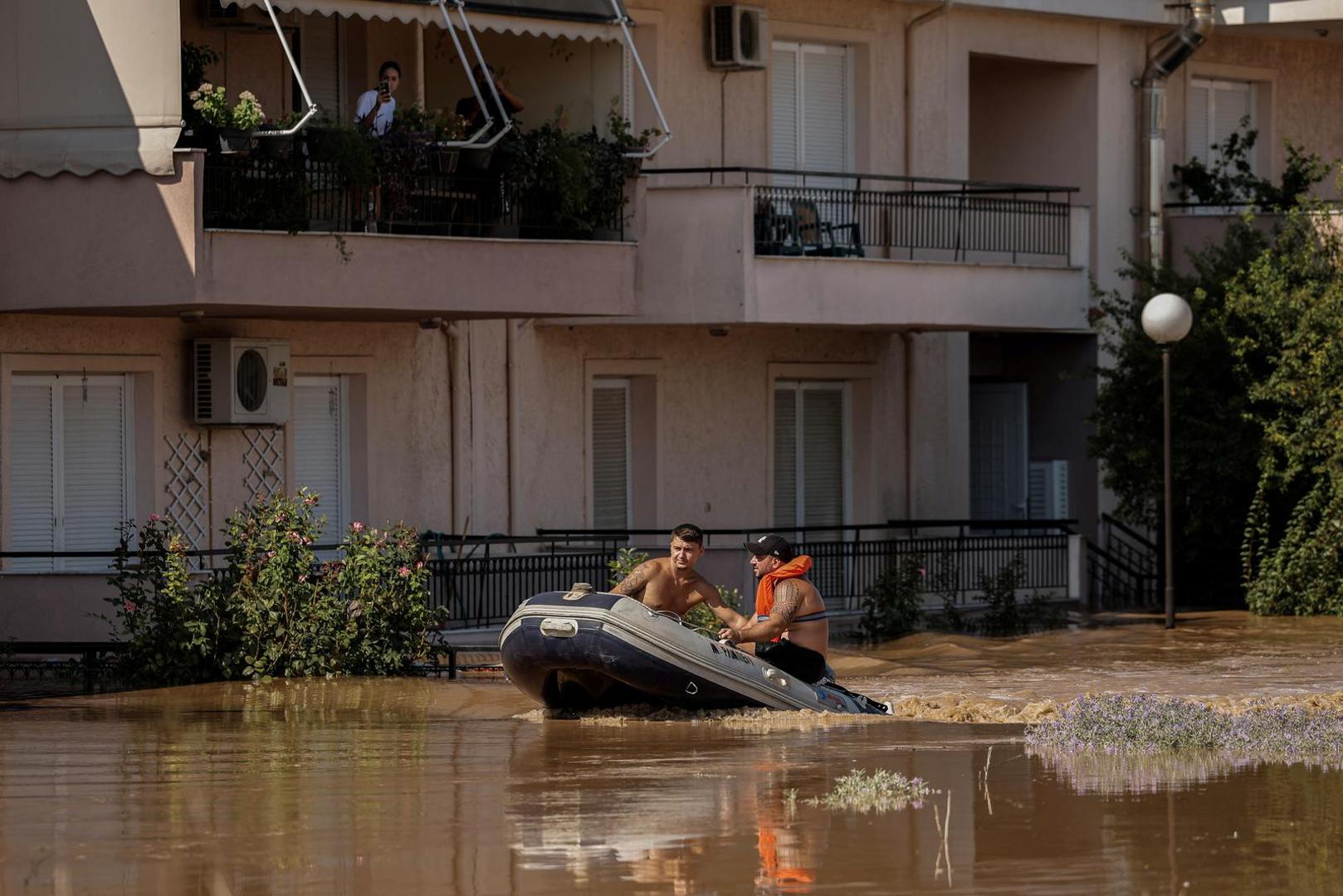 Locals move in a flooded area on a rubber boat, as the levels of Pineios River have risen overnight, in the aftermath of Storm Daniel, in Larissa, Greece, September 9, 2023. REUTERS/Louisa Gouliamaki Photo: LOUISA GOULIAMAKI/REUTERS