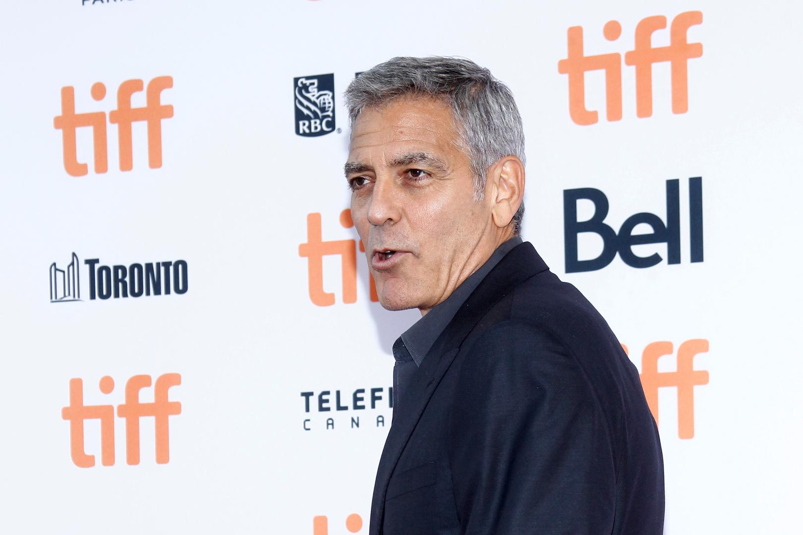 Odrastao je u celebrity okruženju jer mu je mama Nina Bruce bila bivša misica, a tata Nick, voditelj popularnih kvizova na American Movie Classicu, a kasnije je postao i političar.
U školi nije baš bio sklon učenju, više je vrijeme volio provoditi na baseball i košarkaškom terenu.