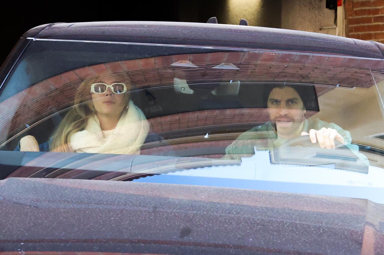 Barcelona: Gerard Pique s djevojkom Clarom vi?en tijekom vožnje u autu