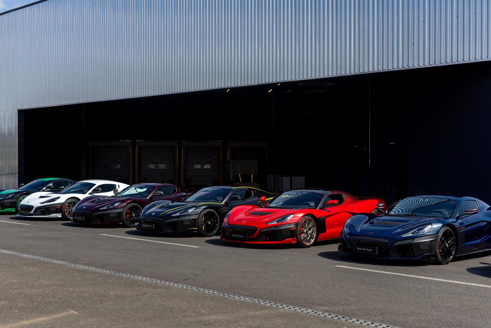 Nekoliko automobila Rimac Nevera parkirano je u srijedu ispred Kampusa Rimac u naselju Kerestinec u povodu prvog organiziranog Trailblazers Toura u kojem sudjeluju vlasnici ovog hiperautomobila. 