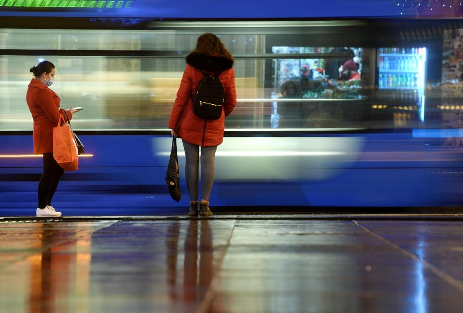 Zagreb: Siluete gotovo praznih tramvaja u centru grada