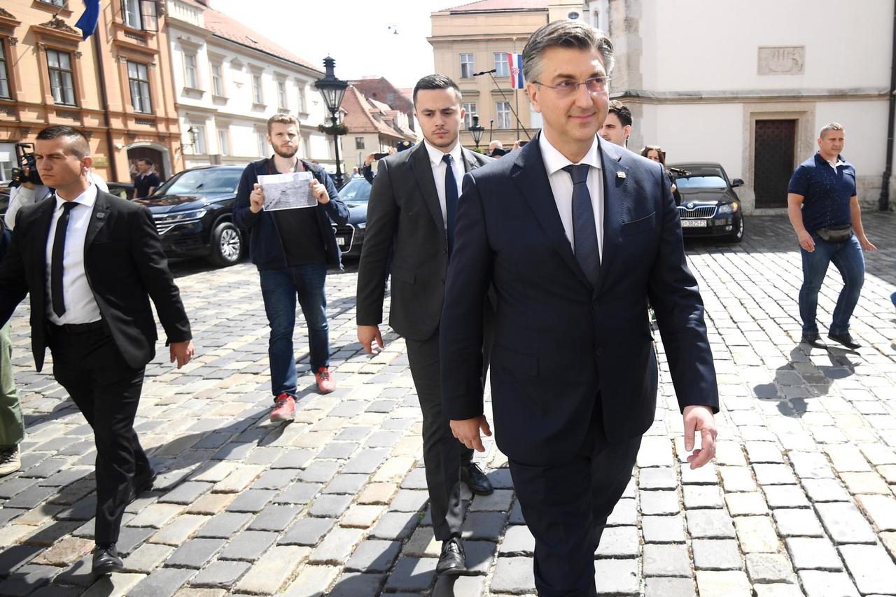 Zagreb: Prosvjednici izviždali premijera Plenkovića na izlasku iz Sabora