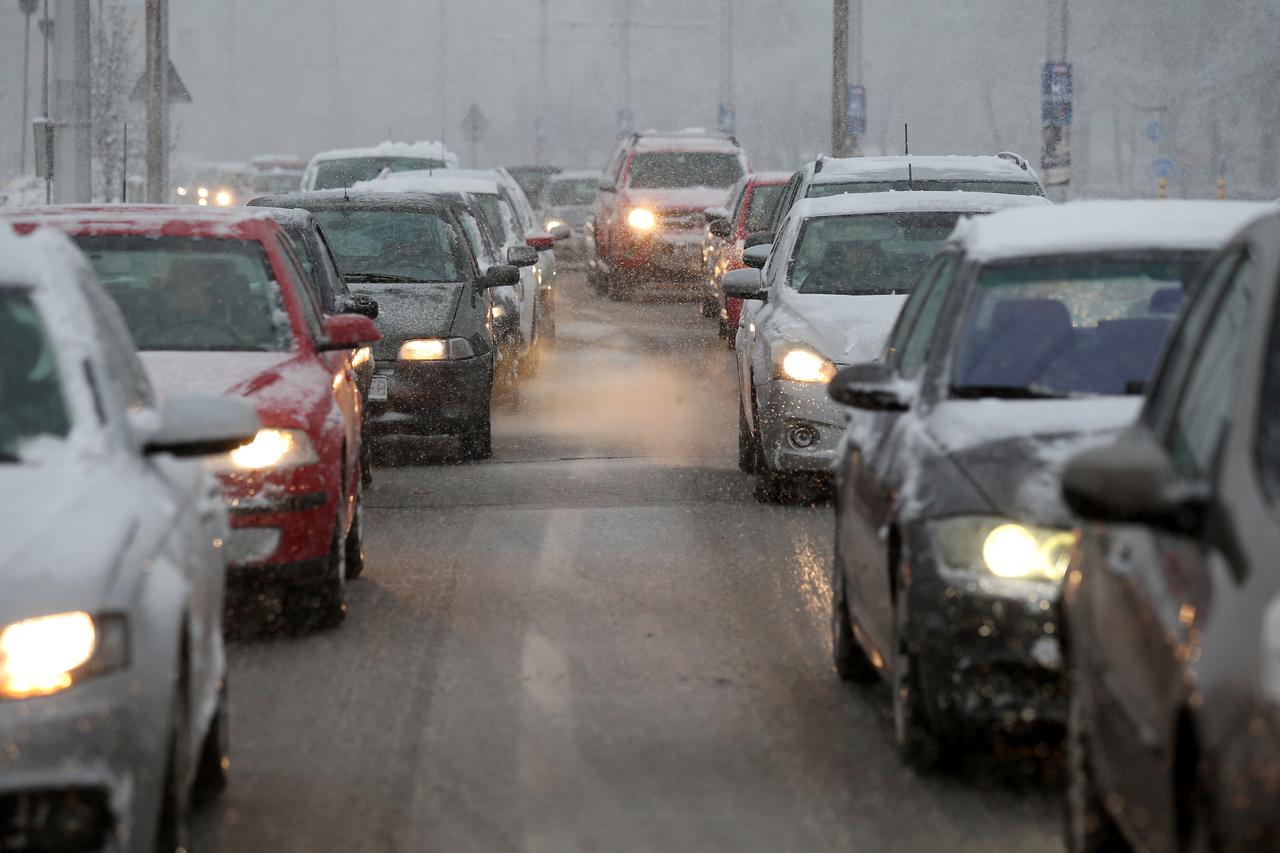 Zagreb: Snijeg ponovno počeo padati od jutarnjih sati i otežao odvijanje prometa