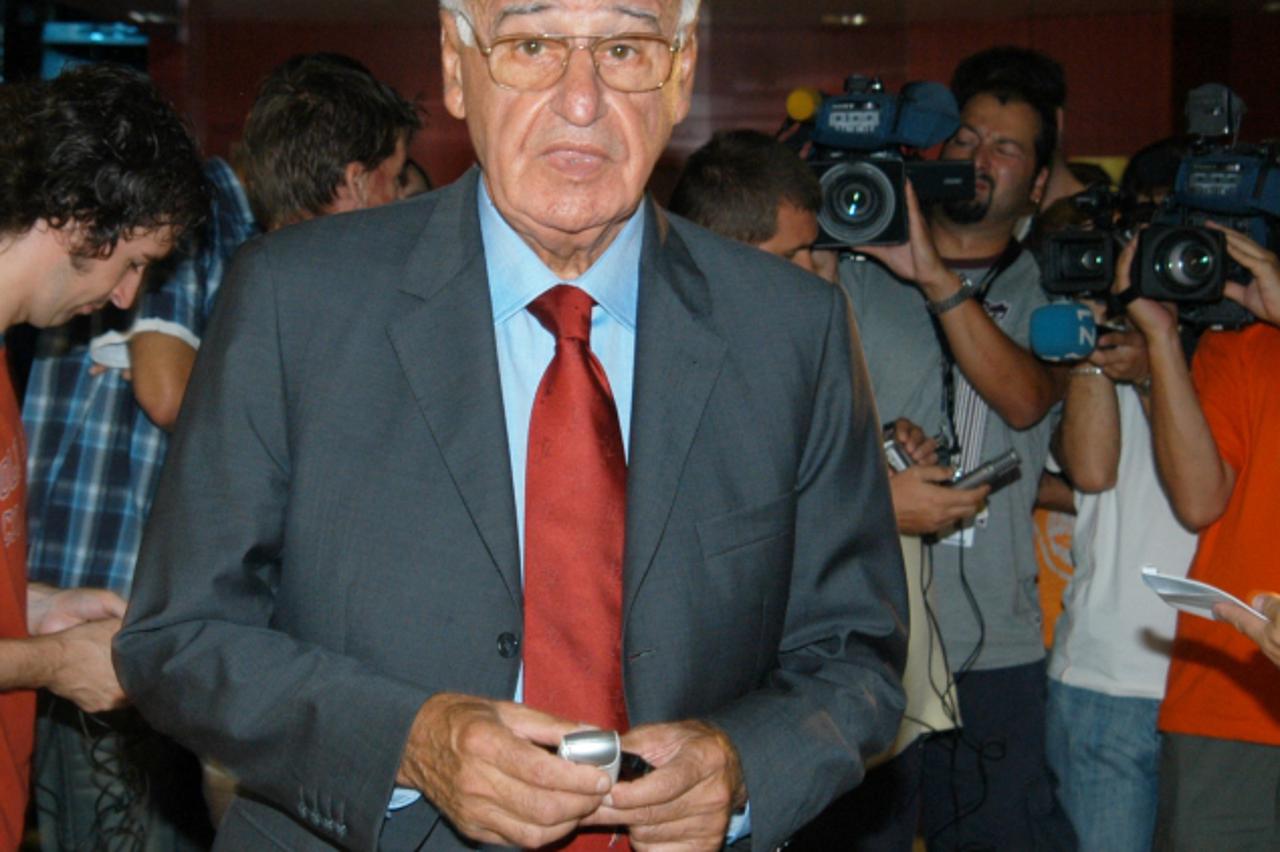 'sport.....catez.....04.09.2006. vlatko markovic - dolazi na press konferenciju o slucaji srna, olic, balaban snimio renato brandjolica'