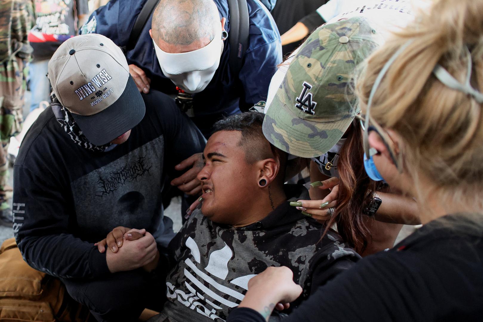 Koalicija ujedinjena pod sloganom "No Kings" (Nema kraljeva) već je organizirala dobro posjećene prosvjede na rođendan Donalda Trumpa sredinom lipnja na kojma je otprilike bilo pet milijuna prosvjednika, po organizatorima. 