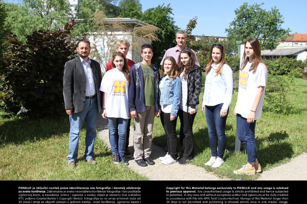 '15.05.2013., Karlovac - Predstavljena edukacijska mapa u kojoj su evidentirane sve vrste arboretuma Gimnazije Karlovac.  Photo: Kristina Stedul Fabac/PIXSELL'