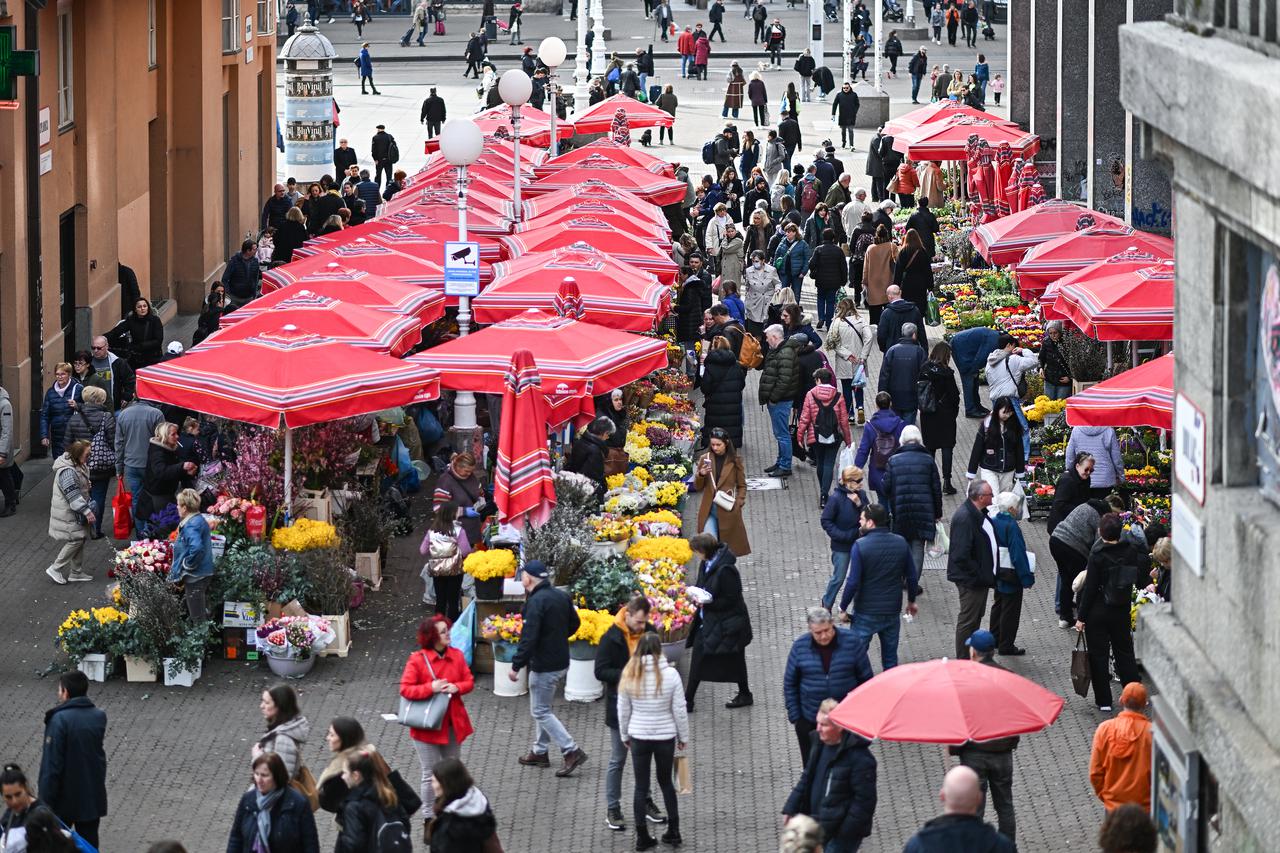 Zagreb: Građani proveli jutro u kupnji na tržnici Dolac i Splavnici