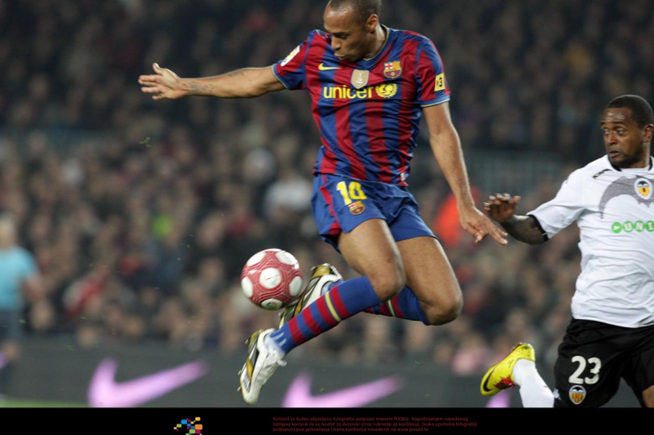 '14.03.2010, Camp Nou, Getafe, ESP, Primera Division , FC Barcelona vs Valencia CF im Bild  Barcelona\'s player Thierry Henry (L) and Miguel ( Valencia #23 ) Foto U\\u0300 nph / Alterphotos   *** Loca