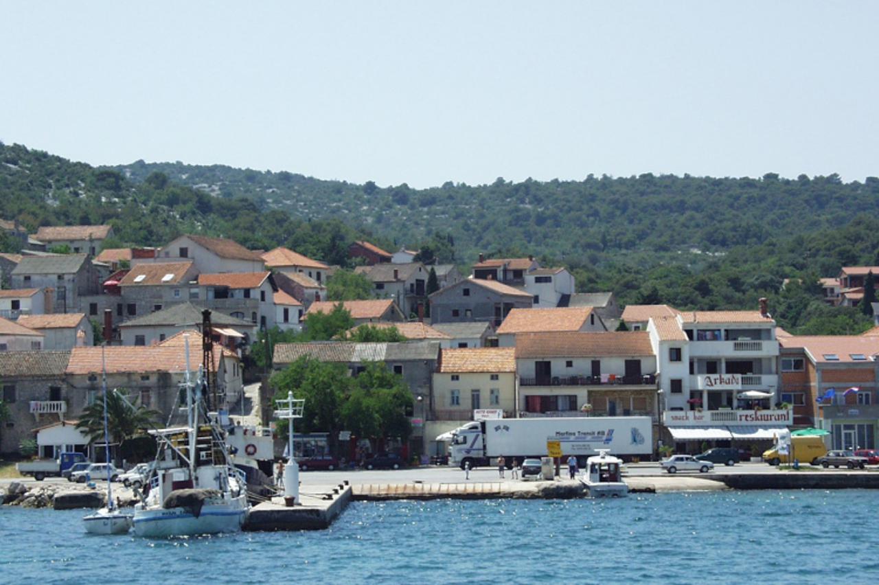 '14.04.2010., Pasman,  Zadar - Opcina Tkon uvela novu rasvijetu za koju namjeravaju otkupiti licencu te distrubuirati pod svojim imenom. Opcina Tkon na Pasmanu. Photo: Zeljko Mrsic/PIXSELL'