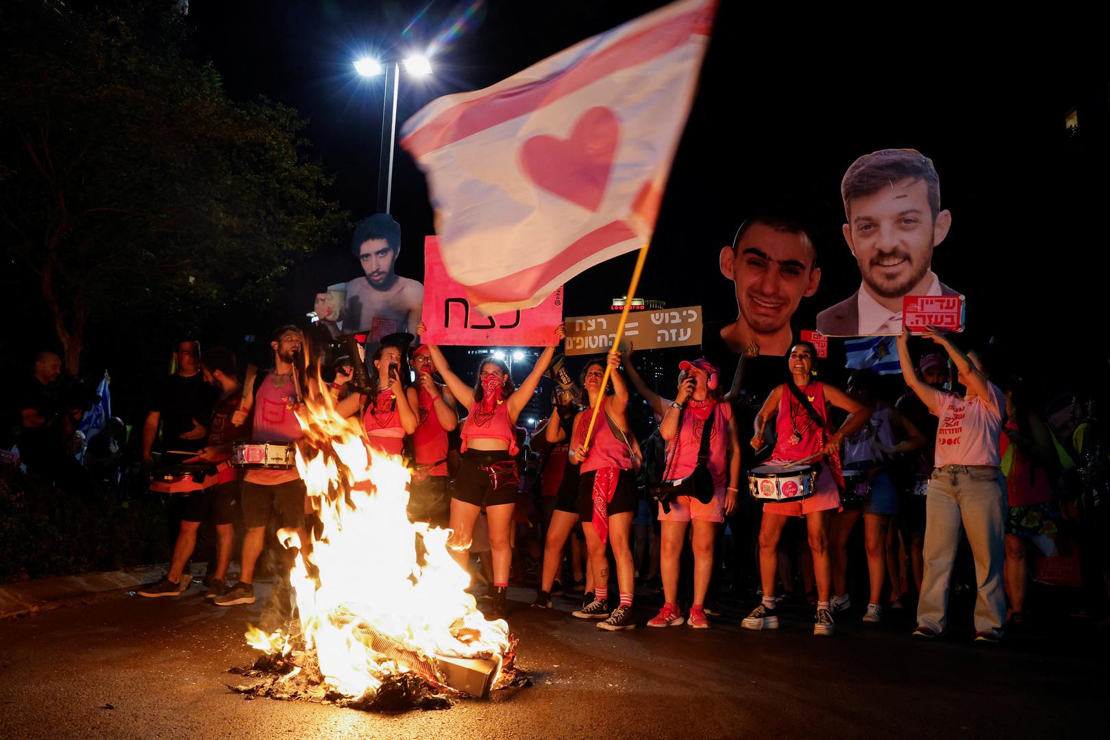 Obitelji talaca i aktivističke skupine inzistiraju na sveobuhvatnom dogovoru koji bi osigurao povratak svih zatočenika, po principu "sve ili ništa". .