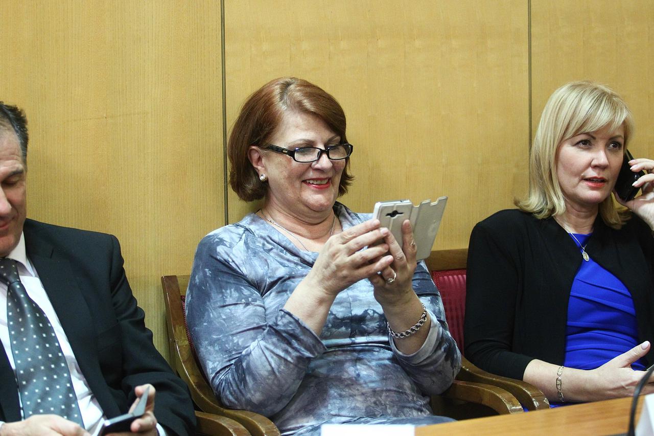 22.01.2016., Zagreb - Nastavak druge sjednice 8. saziva Hrvatskoga sabora na kojoj je mandatar Oreskovic predstavio 20 ministara i program svoje vlade te od zastupnika zatrazio da mu daju povjerenje. Buduci ministri uglavnom su vrijeme kratili gledajuci u